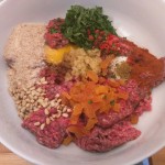 Zutaten des Hackbraten in einer Schüssel.