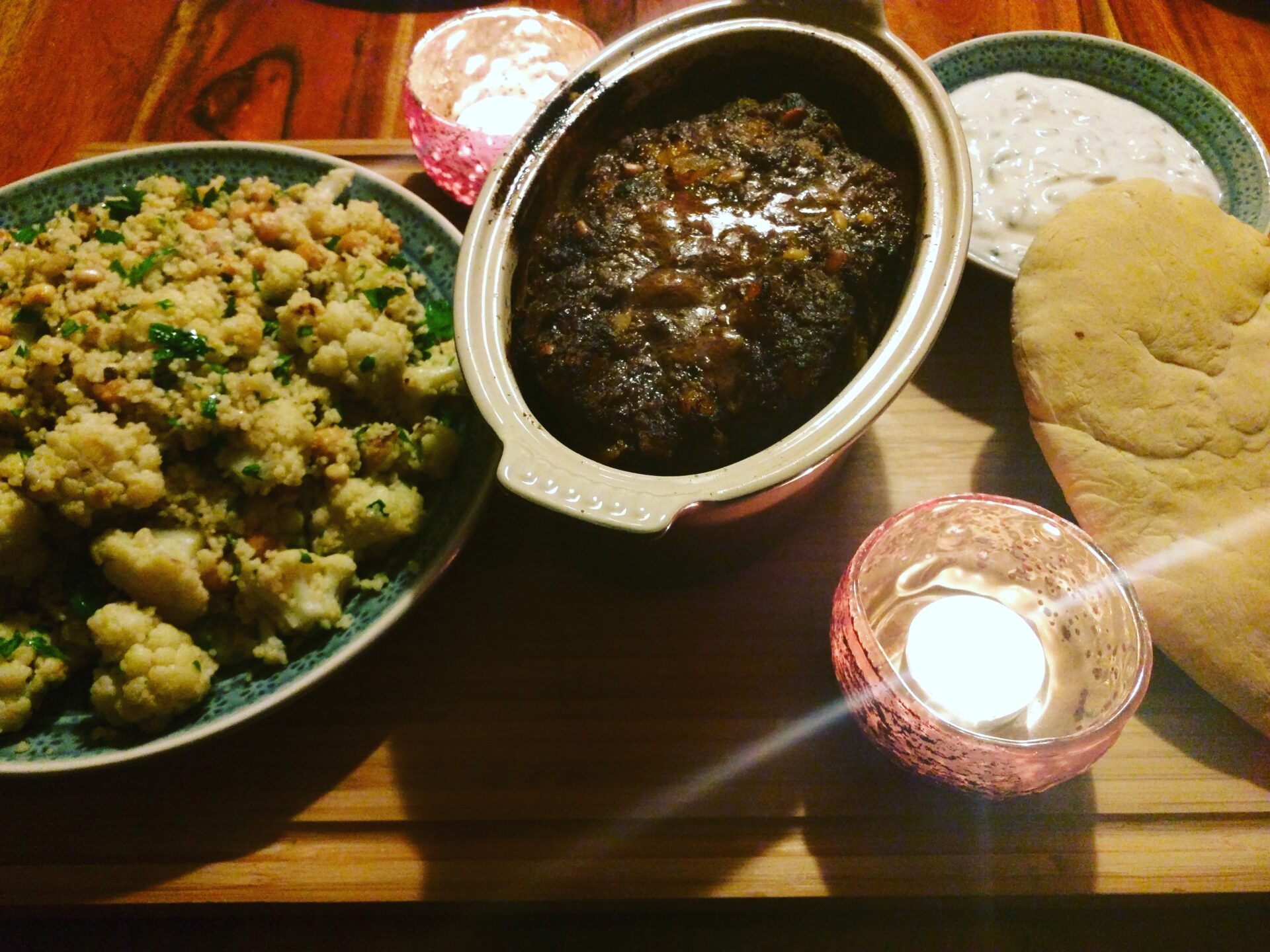 Blumenkohl-Couscous Salat, Orientalischer Hackbraten mit Aprikosen, Minze und Pinienkernen und Minzjoghurt