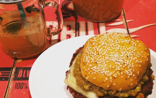 Kidneybohnen Cheese-Burger mit Koriander-Salsa und Guacamole auf einem Salsa-Brioche Bun