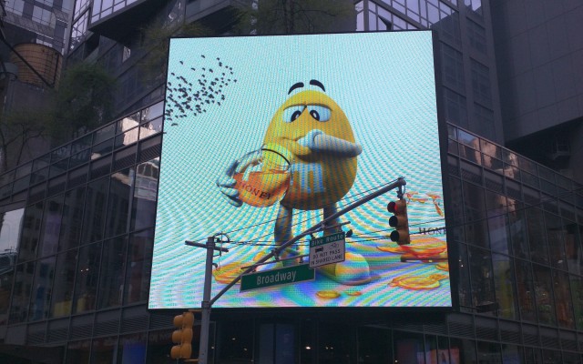 Werbetafel vor dem M&M Flagship Store