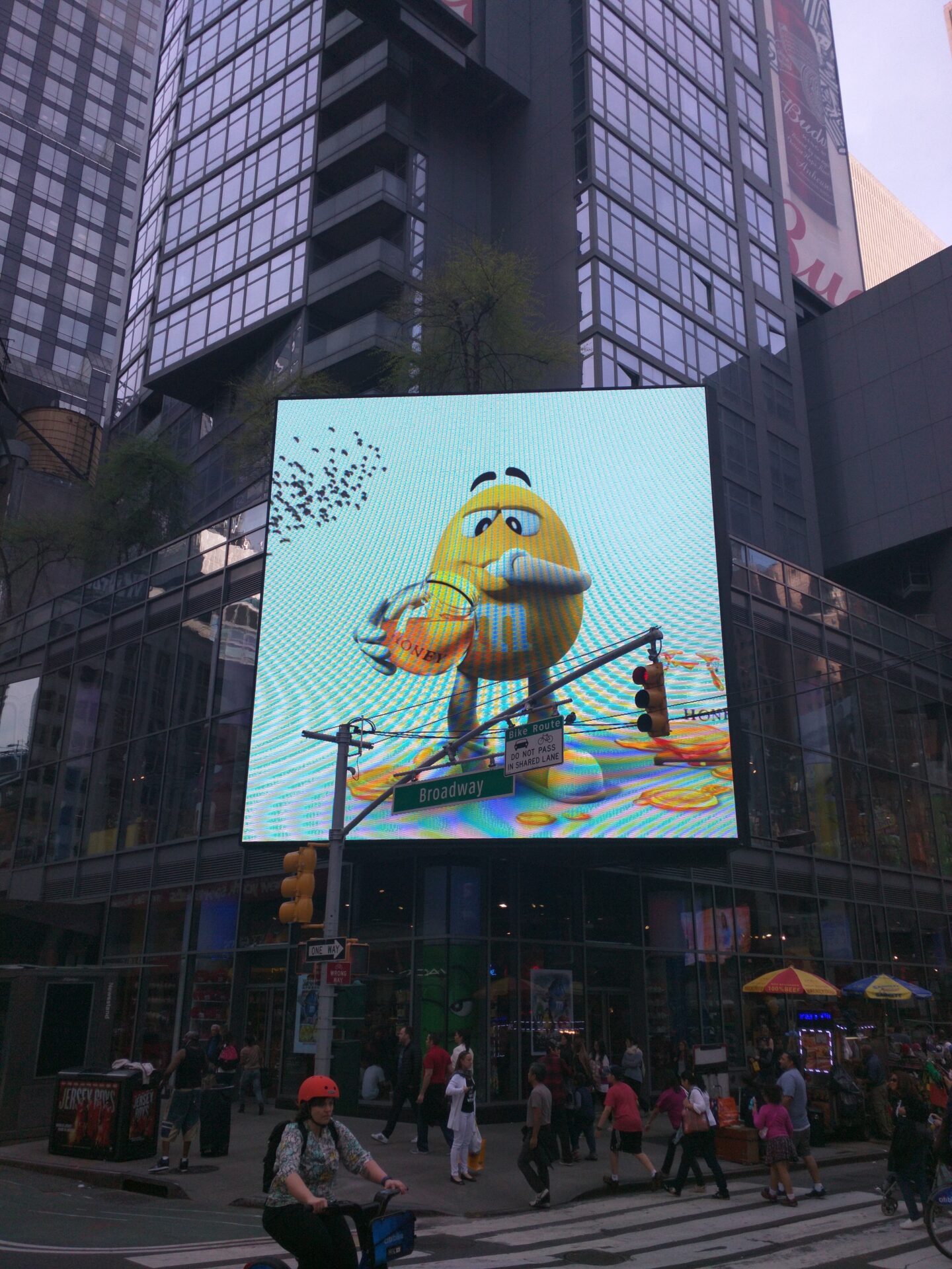 Werbetafel vor dem M&M Flagship Store