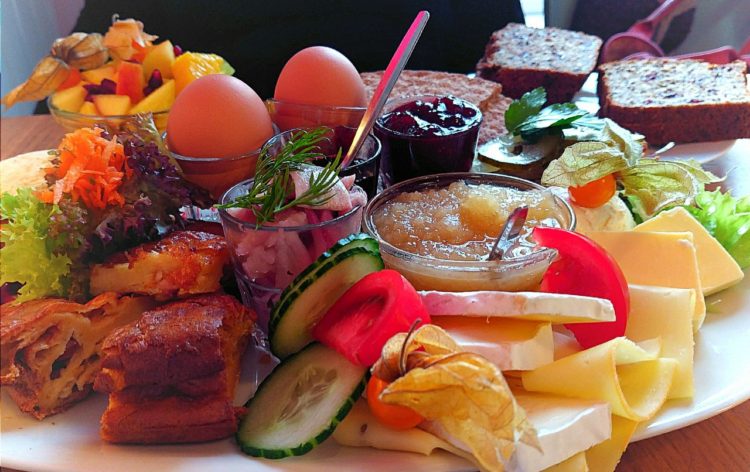 “Victoria & Daniel” - Das große Frühstück bei Frau Larsson