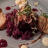 Kalbsbäckchen mit Serviettenknödeln und Rotkohl im Esszimmer St. Peter Ording