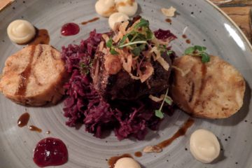 Kalbsbäckchen mit Serviettenknödeln und Rotkohl im Esszimmer St. Peter Ording