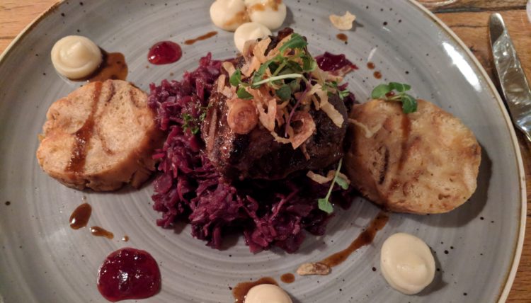 Kalbsbäckchen mit Serviettenknödeln und Rotkohl im Esszimmer St. Peter Ording