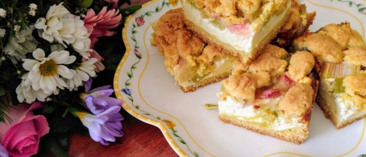 Saftiger Rhabarber Quarkkuchen
