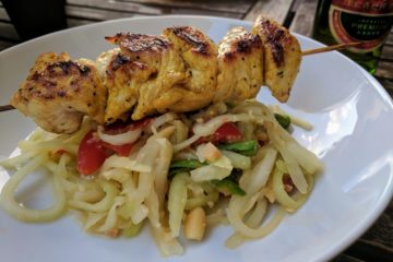 Thailändischer grüner Papayasalat mit Spiess