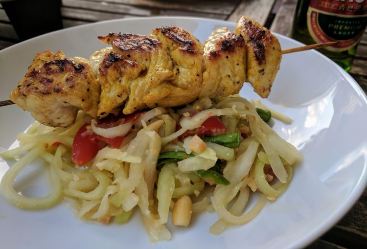 Thailändischer grüner Papayasalat mit Spiess