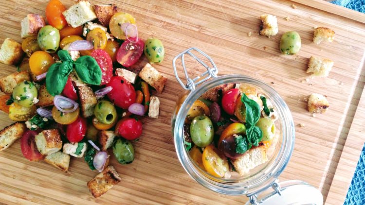 Tomaten-Brot-Salat - unser Beitrag zur Blogevent "altbacken"