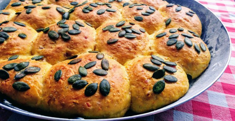 Kürbisbrötchen mit Parmesan & Speck als Brötchensonne