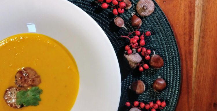 Kürbiskokossuppe mit Jakobsmuscheln