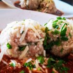 Käsknödel und Gulasch im Marend