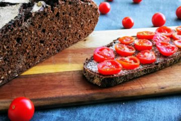 Dunkle Aroma-Kruste mit Urkorn Flocken