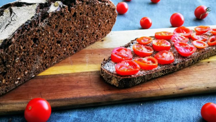 Dunkle Aroma-Kruste mit Urkorn Flocken