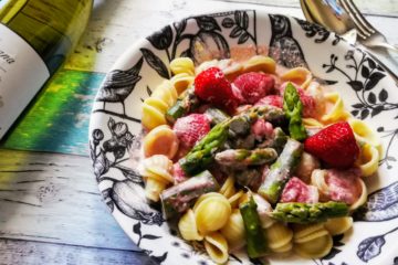 Pasta mit Erdbeeren und grünem Spargel