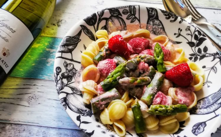 Pasta mit Erdbeeren und grünem Spargel