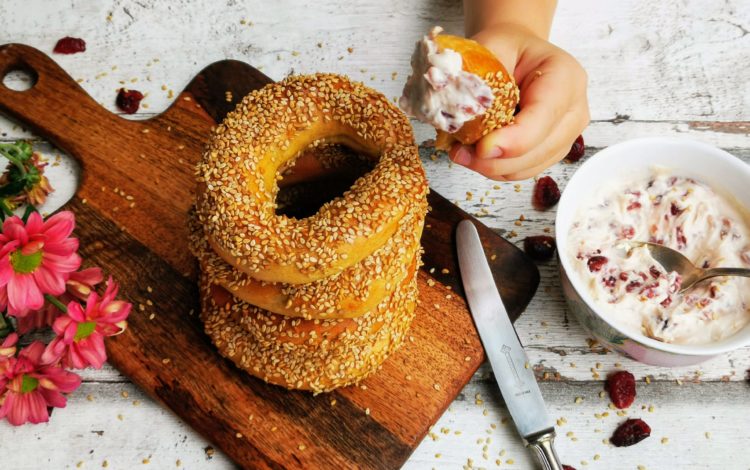 Montreal Bagels - mit Cranberry-Ahornsirup-Dip
