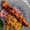 Hähnchen-Aprikosen-Spieß vom Grill mit Tomaten-Paprika Taboulé