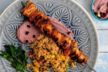 Hähnchen-Aprikosen-Spieß vom Grill mit Tomaten-Paprika Taboulé