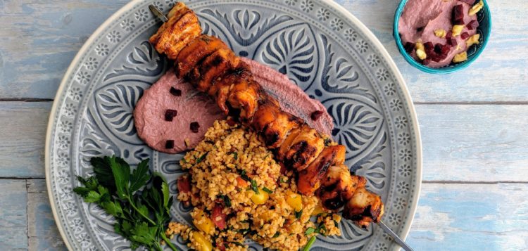 Hähnchen-Aprikosen-Spieß vom Grill mit Tomaten-Paprika Taboulé