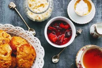 Zwetschgen-Zimt Scones mit Clotted Cream und Zwetschgenkompott