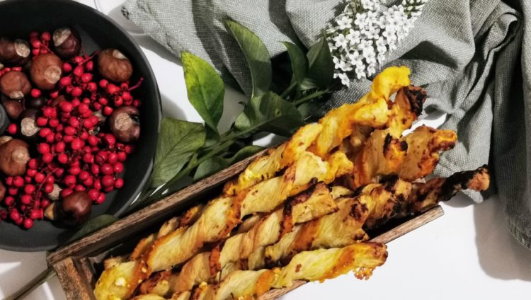 Blätterteigstangen mit Kürbis, Apfel und Schafskäse