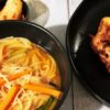 Koreanische Suppe mit Kimchi zum Hähnchen mit Knoblauch - Khanpunggi