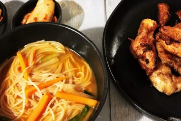 Koreanische Suppe mit Kimchi zum Hähnchen mit Knoblauch - Khanpunggi