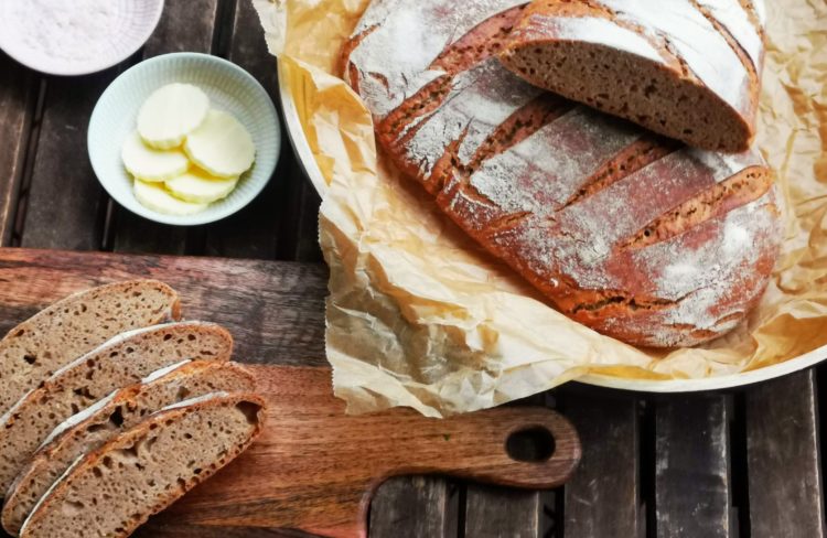Schwarzer Emmer Langschlaefer Synchronbacken