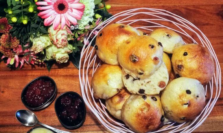 Aromatisch fluffige Rosinenbrötchen