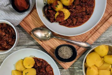 Ungarisches Schweingulasch mit Paprika - Sertes Pörkölt