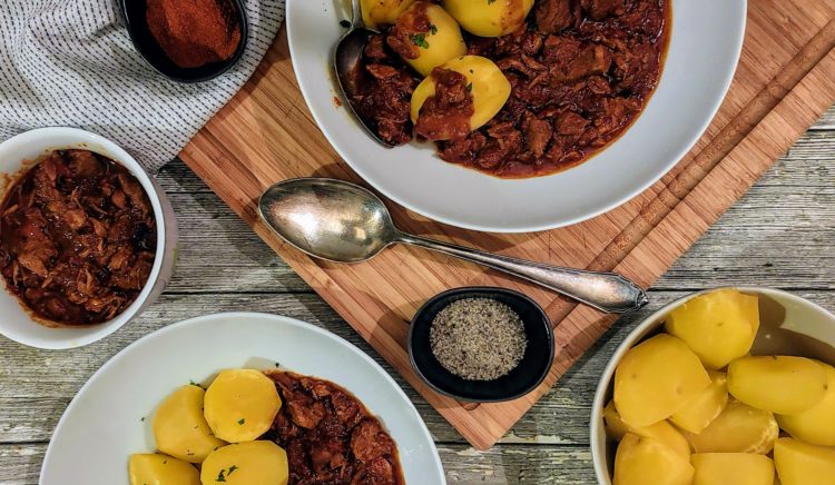 Ungarisches Schweingulasch mit Paprika - Sertes Pörkölt