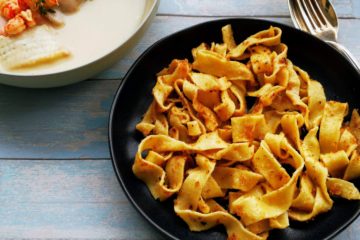 Bandnudeln mit Butter und Semmelbrösel