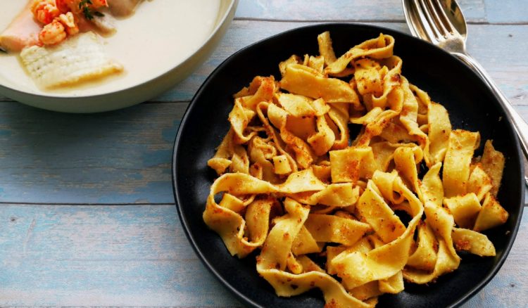 Bandnudeln mit Butter und Semmelbrösel