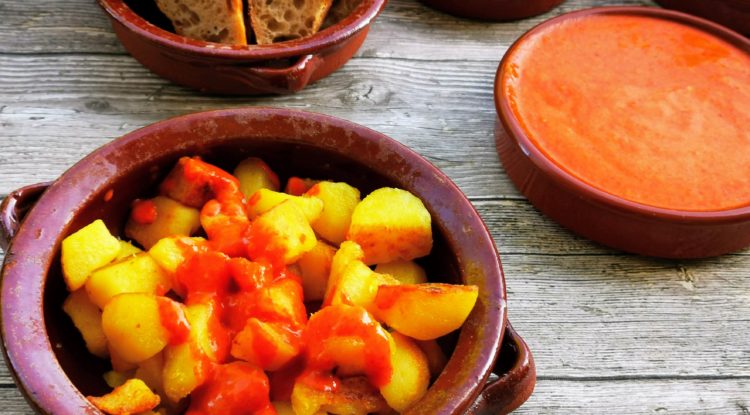 Patatas Bravas mit Paprikasauce - der Tapas Klassiker