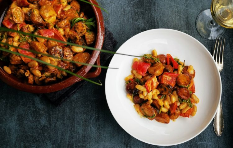 Spanischer Röstkartoffel-Salat mit Chorizo und weißen Bohnen