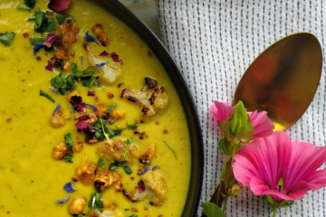 Ayurvedische Kokossuppe mit geröstetem Blumenkohl, Kurkuma & Miso header