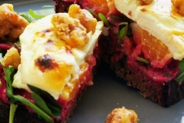 Orientalische Stulle mit Rote Beete Hummus, Ziegenkäse und Walnüssen