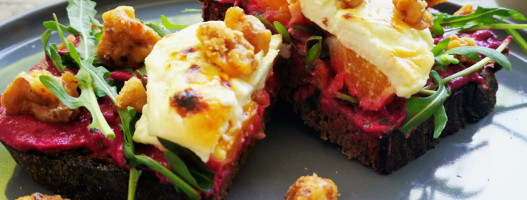 Orientalische Stulle mit Rote Beete Hummus, Ziegenkäse und Walnüssen