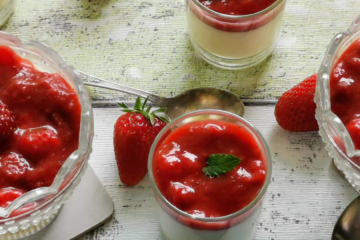 Panna Cotta mit Erdbeer-Rhabarber Grütze