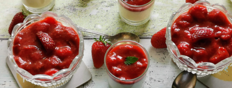 Panna Cotta mit Erdbeer-Rhabarber Grütze