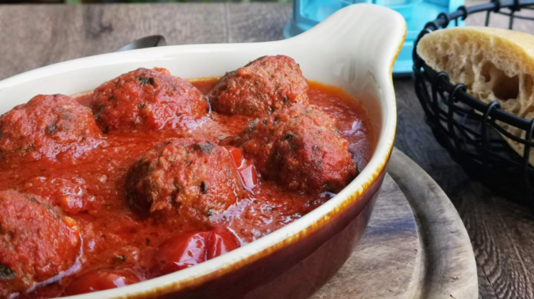 Domates Soslu Köfte - Türkische Hackbällchen in Tomatensoße