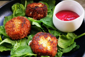 Gebackener Ziegenkäse mit Preiselbeerdip auf Blattspinat