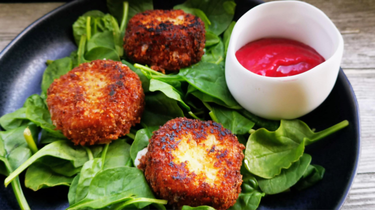Gebackener Ziegenkäse mit Preiselbeerdip auf Blattspinat