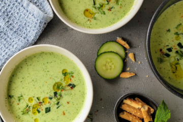 Sommerliche Joghurt-Gurken-Gazpacho mit Minze