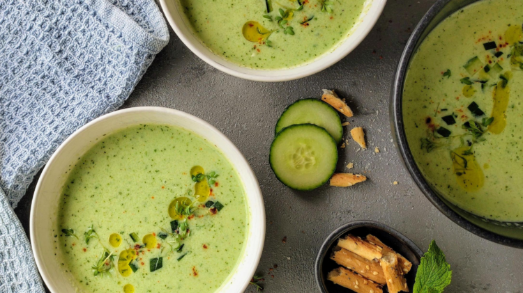 Sommerliche Joghurt-Gurken-Gazpacho mit Minze