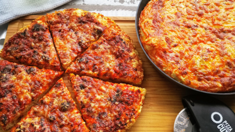 Crispy Cheesy Pan Pizza - Pfannenpizza mit Sauerteig