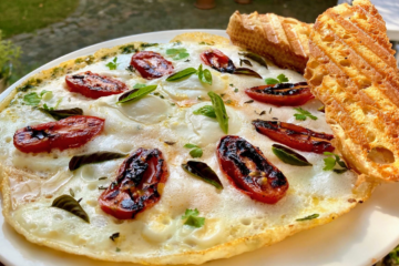 Uovo all'Occhio di Bue alla Caprese Bruciata - Frühstückseier Caprese