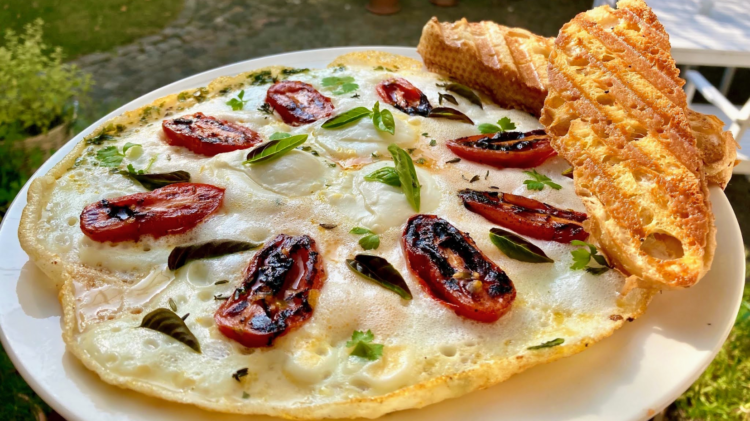 Uovo all'Occhio di Bue alla Caprese Bruciata - Frühstückseier Caprese