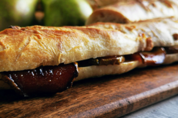 Wildes Walnuss-Baguette mit Birne und Gorgonzola